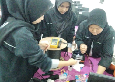 Pelatihan Splicing Fiber Optik Di Terapkan Ke Siswa